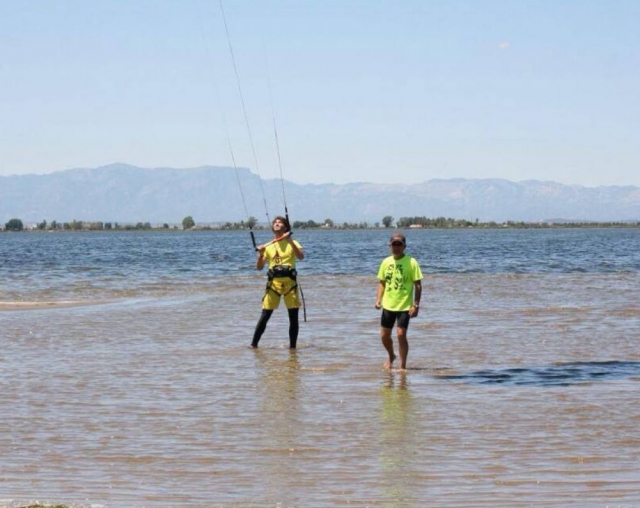 Aprendiendo a controlar el kite desde el agua